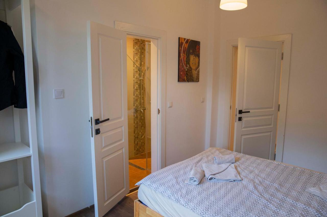 Central Sofia 3-Bedroom Apartment - Urban Art Gallery - Free Parking! Esterno foto