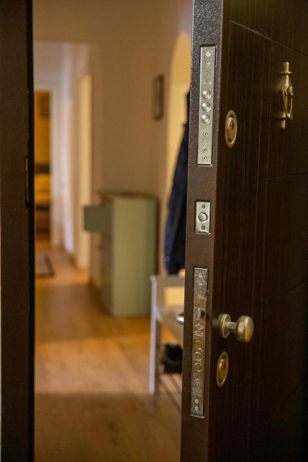 Central Sofia 3-Bedroom Apartment - Urban Art Gallery - Free Parking! Esterno foto